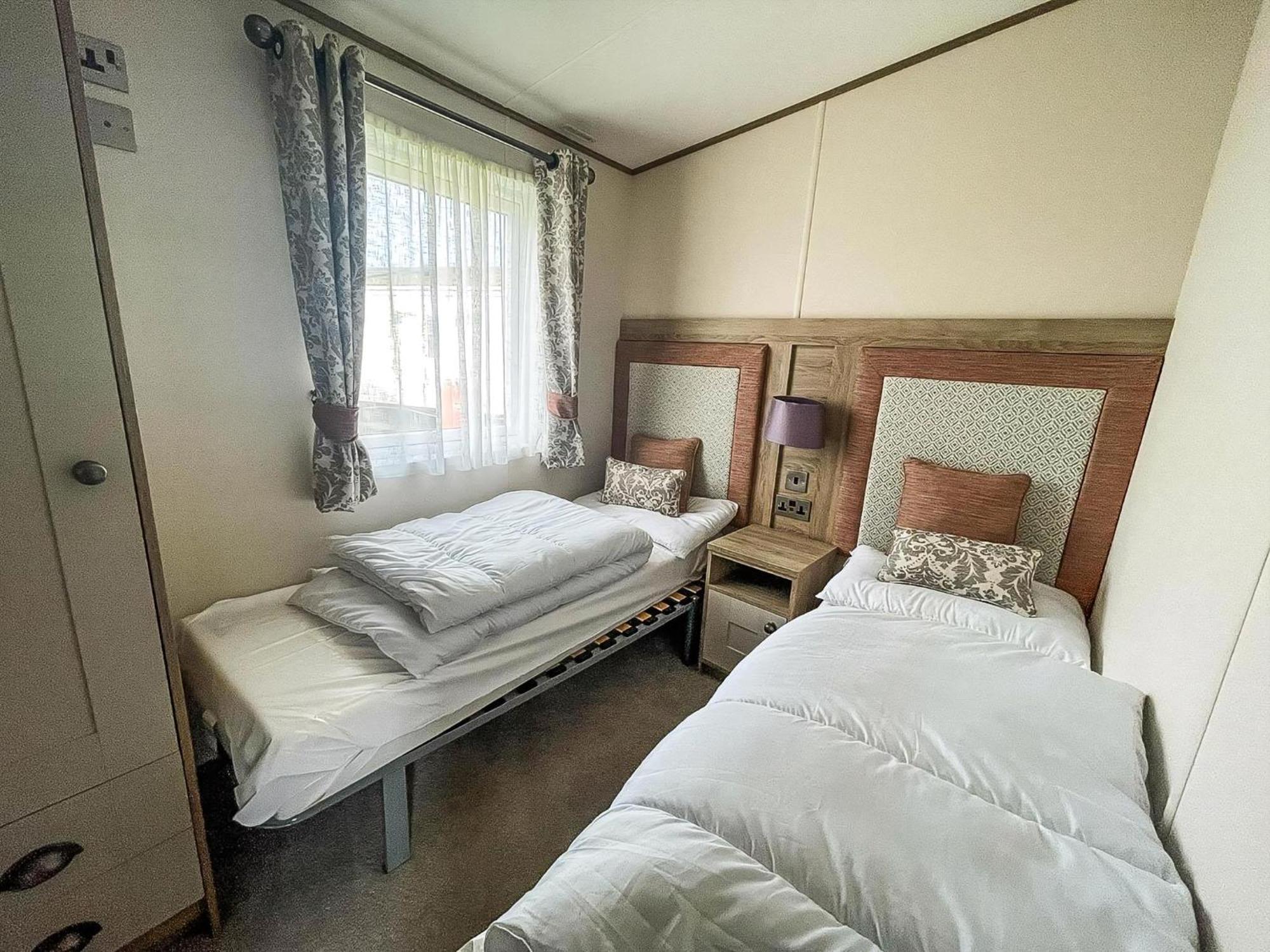 Stunning 8 Berth Caravan With Decking At Kessingland Beach Ref 90017D Benacre Bagian luar foto